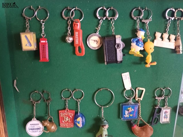 Lot 78 - vitrine hangkast met vintage sleutelhangers. 57 stuks - afbeelding 2 van  5