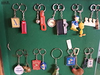 Lot 78 - vitrine hangkast met vintage sleutelhangers. 57 stuks - afbeelding 2 van  5