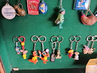 Lot 78 - vitrine hangkast met vintage sleutelhangers. 57 stuks - afbeelding 3 van  5
