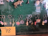 Lot 78 - vitrine hangkast met vintage sleutelhangers. 57 stuks - afbeelding 5 van  5