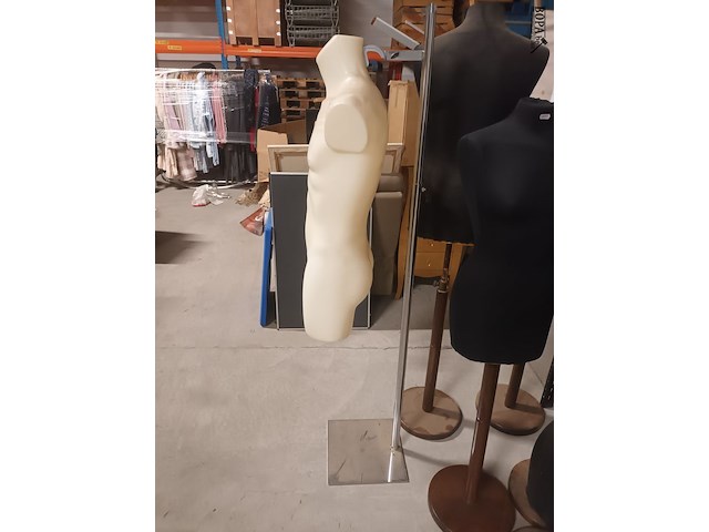 Lot 78 - witte torso man met statief - afbeelding 3 van  3