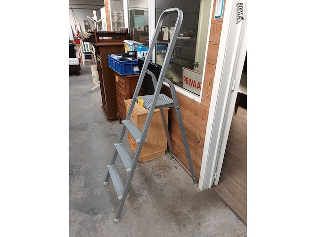 Lot 79 - aluminium trapladder - afbeelding 1 van  3