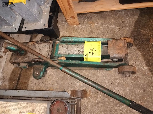 Lot 79 - autokrik groen - afbeelding 1 van  3