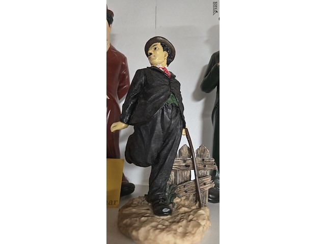 Lot 79 - charlie chaplin beeldjes 5 stuks - afbeelding 4 van  6