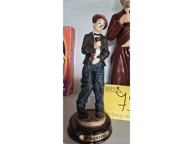 Lot 79 - charlie chaplin beeldjes 5 stuks - afbeelding 5 van  6