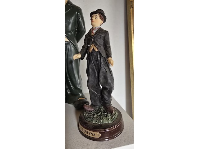 Lot 79 - charlie chaplin beeldjes 5 stuks - afbeelding 6 van  6