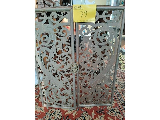 Lot 79 - duo decoratieve metalen framen - ideaal voor wanddecoratie - afbeelding 1 van  1