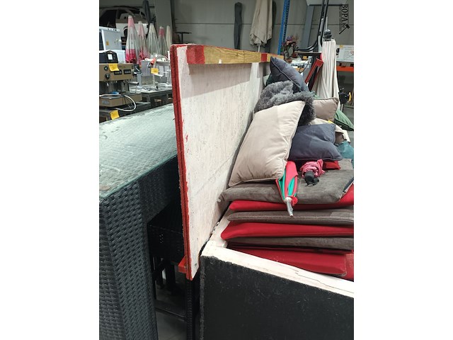 Lot 79 - houten bak met deksel - afbeelding 2 van  3