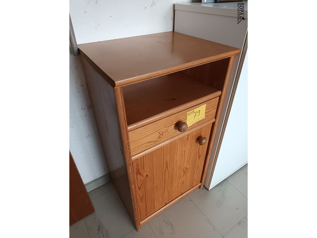 Lot 79 - houten bijzetkastje - afbeelding 1 van  3