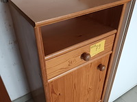 Lot 79 - houten bijzetkastje - afbeelding 1 van  3