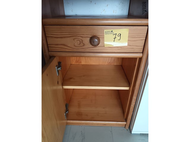 Lot 79 - houten bijzetkastje - afbeelding 2 van  3