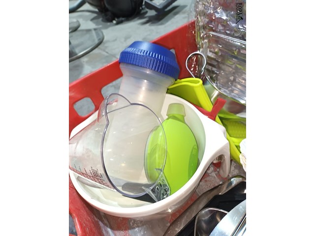 Lot 79 - huisraad. 1 bak - afbeelding 2 van  4