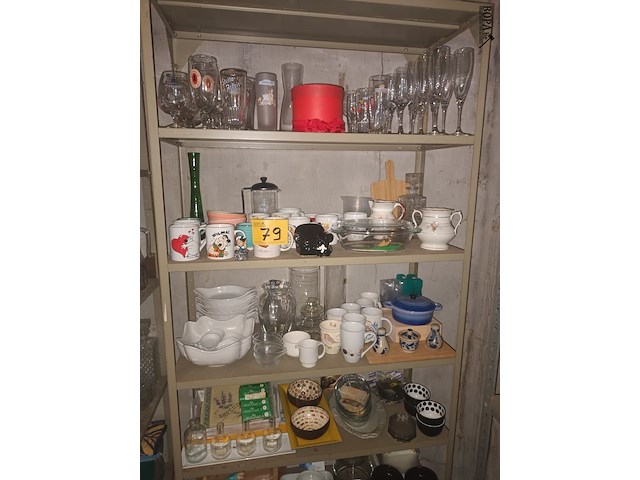 Lot 79 - keukengerei en huisraad. inhoud rek - afbeelding 1 van  5