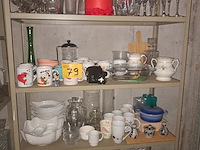 Lot 79 - keukengerei en huisraad. inhoud rek - afbeelding 1 van  5