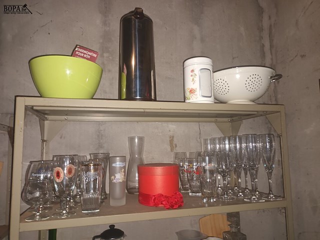 Lot 79 - keukengerei en huisraad. inhoud rek - afbeelding 2 van  5