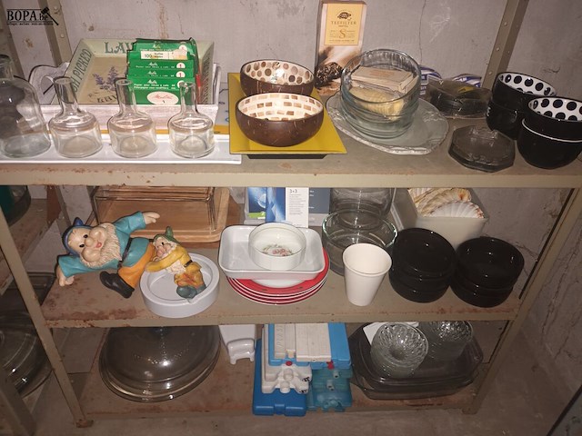 Lot 79 - keukengerei en huisraad. inhoud rek - afbeelding 4 van  5