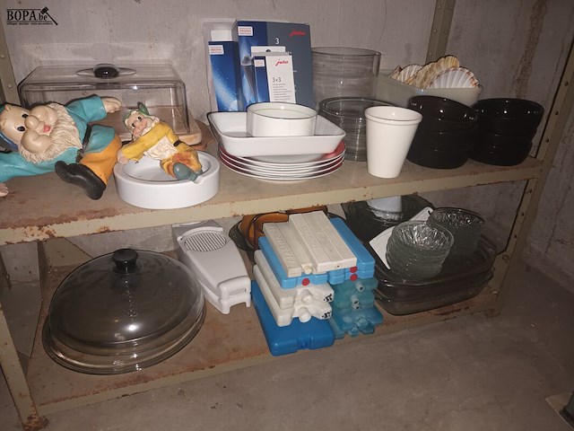 Lot 79 - keukengerei en huisraad. inhoud rek - afbeelding 5 van  5