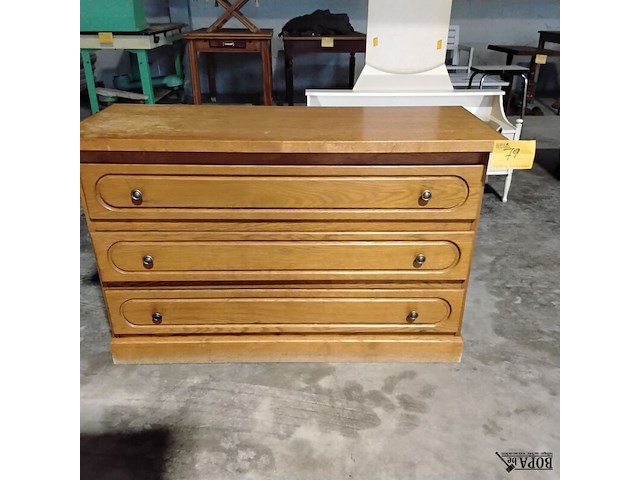 Lot 79 - ladenkast eikenhout - afbeelding 1 van  3