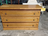 Lot 79 - ladenkast eikenhout - afbeelding 1 van  3