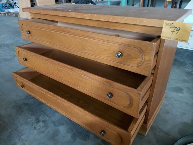 Lot 79 - ladenkast eikenhout - afbeelding 2 van  3
