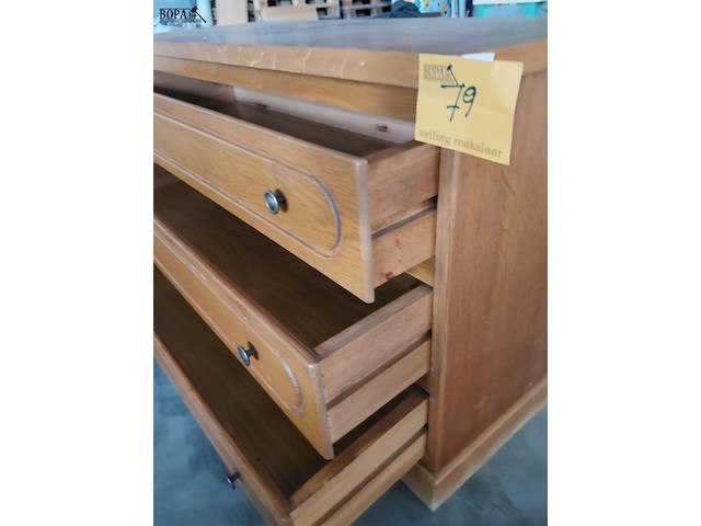 Lot 79 - ladenkast eikenhout - afbeelding 3 van  3