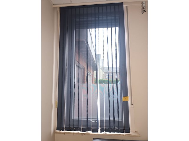 Lot 79 - lamellen gordijn luxaflex. 4 stuks - afbeelding 1 van  3