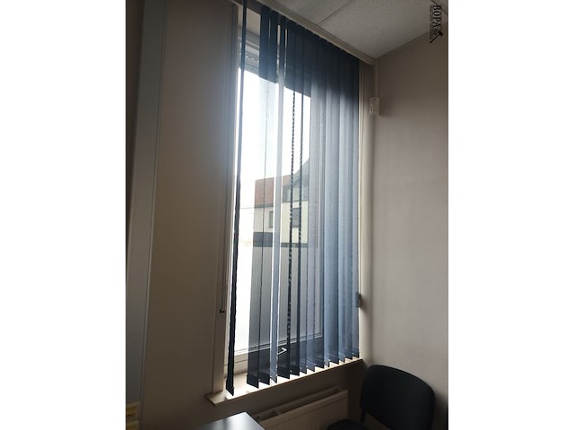 Lot 79 - lamellen gordijn luxaflex. 4 stuks - afbeelding 2 van  3