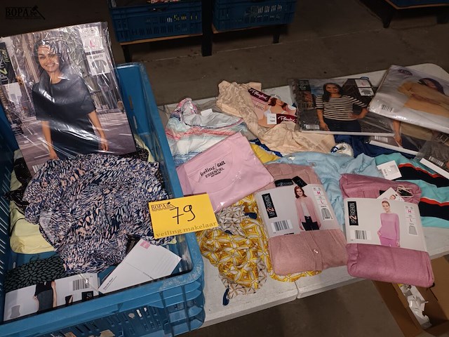 Lot 79 - lot dameskledij - afbeelding 1 van  5