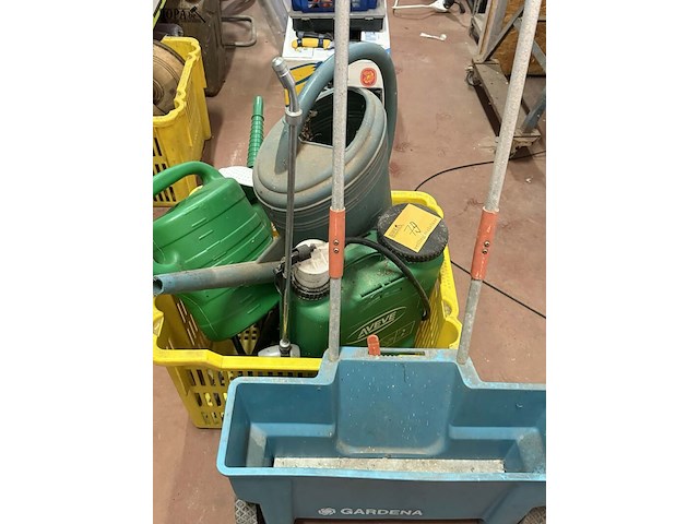 Lot 79 - lot tuingereedschap: drukspuit aveve: spuitfles, strooiwagen - afbeelding 1 van  4