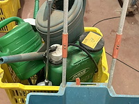 Lot 79 - lot tuingereedschap: drukspuit aveve: spuitfles, strooiwagen - afbeelding 1 van  4