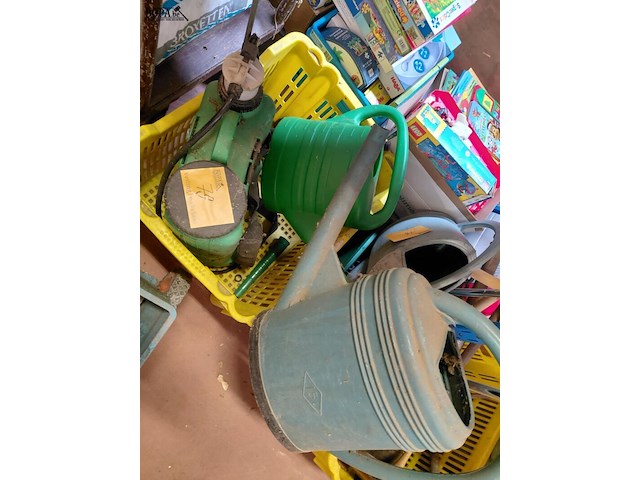 Lot 79 - lot tuingereedschap: drukspuit aveve: spuitfles, strooiwagen - afbeelding 2 van  4