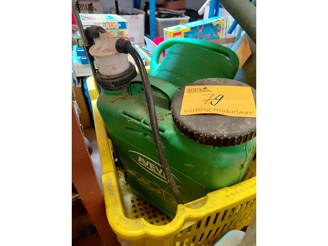 Lot 79 - lot tuingereedschap: drukspuit aveve: spuitfles, strooiwagen - afbeelding 3 van  4