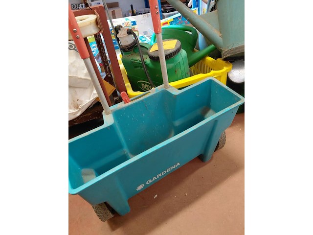 Lot 79 - lot tuingereedschap: drukspuit aveve: spuitfles, strooiwagen - afbeelding 4 van  4