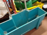 Lot 79 - lot tuingereedschap: drukspuit aveve: spuitfles, strooiwagen - afbeelding 4 van  4