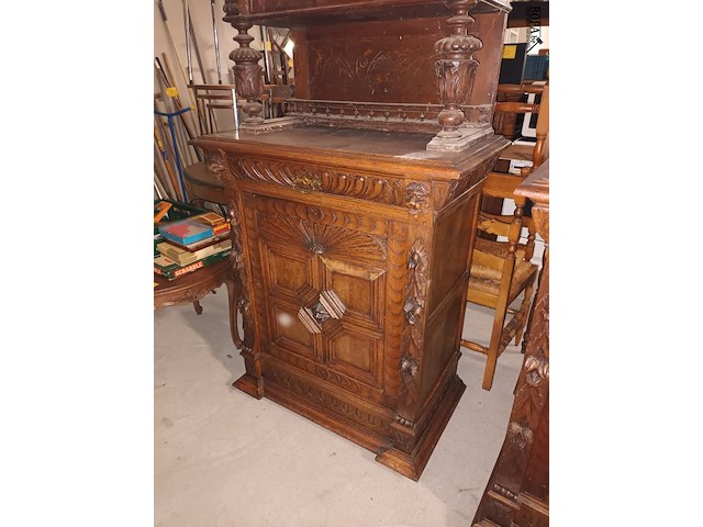 Lot 79 - mechelse buffetkast - afbeelding 2 van  2