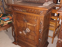 Lot 79 - mechelse buffetkast - afbeelding 2 van  2