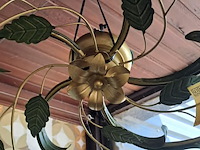 Lot 79 - plafondlamp florentijnse stijl, gouden bloemvormig frame, me - afbeelding 2 van  4