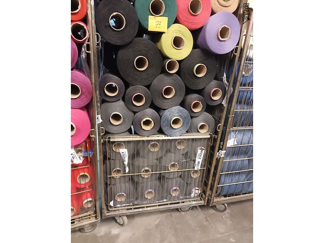 Lot 79 - rolcontainer met bobijnen garen - afbeelding 1 van  3