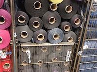 Lot 79 - rolcontainer met bobijnen garen - afbeelding 1 van  3