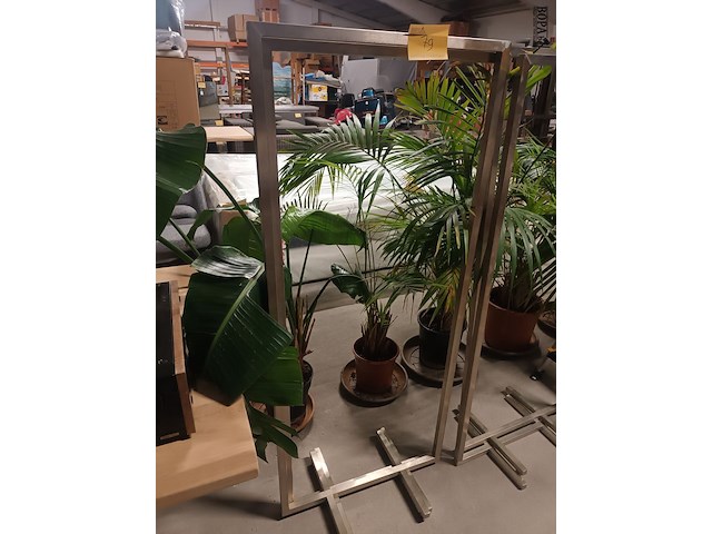 Lot 79 - rvs kledingrekken. 2 stuks - afbeelding 1 van  3