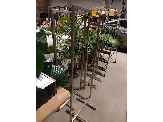 Lot 79 - rvs kledingrekken. 2 stuks - afbeelding 2 van  3