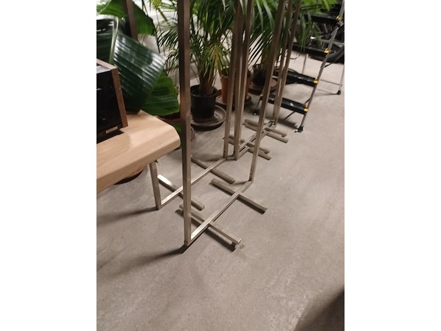 Lot 79 - rvs kledingrekken. 2 stuks - afbeelding 3 van  3