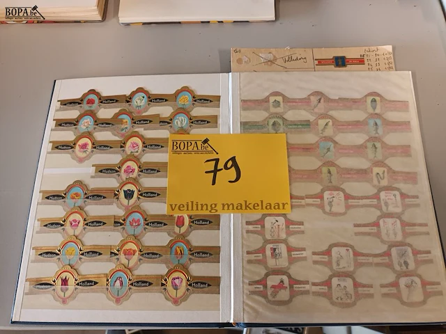 Lot 79 - sigarenbandjes. 1 boek - afbeelding 1 van  6