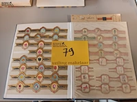 Lot 79 - sigarenbandjes. 1 boek