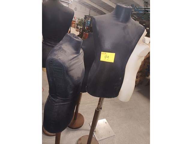 Lot 79 - stoffen buste op voet. 2 stuks - afbeelding 1 van  5