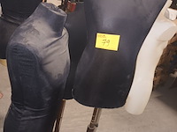 Lot 79 - stoffen buste op voet. 2 stuks - afbeelding 1 van  5