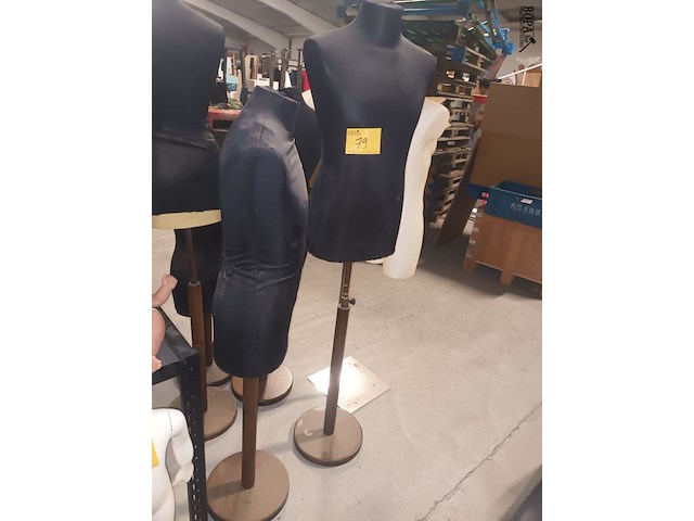 Lot 79 - stoffen buste op voet. 2 stuks - afbeelding 2 van  5