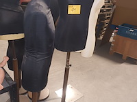Lot 79 - stoffen buste op voet. 2 stuks - afbeelding 2 van  5