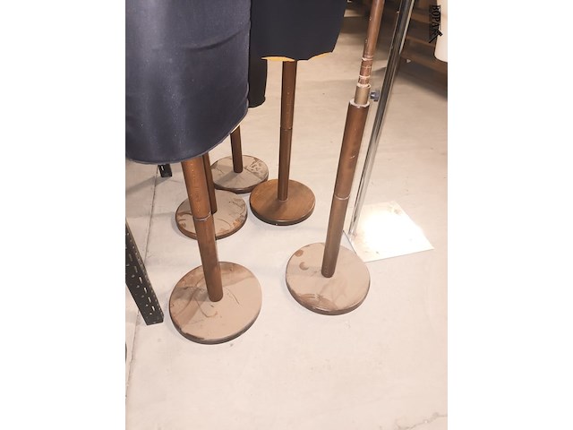 Lot 79 - stoffen buste op voet. 2 stuks - afbeelding 3 van  5