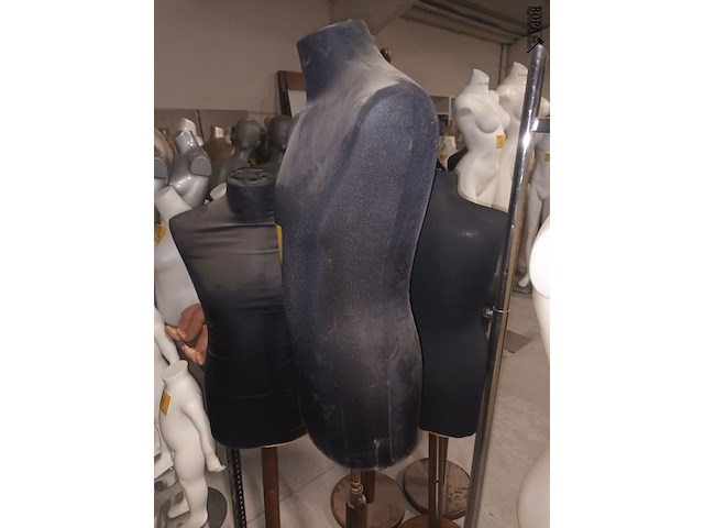 Lot 79 - stoffen buste op voet. 2 stuks - afbeelding 5 van  5